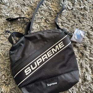 Supreme Shoulder Bag. 100% authentic